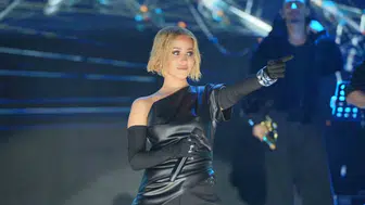 Derya Uluğ, İzmir Kültür Yolu Festivali'nde Gündoğdu Meydanı'nı dolduran binlerce müziksevere konser verdi