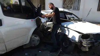 Antalya'da çukurdan kaçarken otomobil kamyonetle çarpıştı