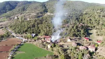 Kastamonu'da ormanın bitişiğinde yangın: 2 katlı ev yandı