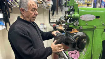 Van'da yağışlı hava ayakkabı tamircilerinin işlerini artırdı