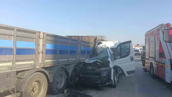 Kırıkkale'de minibüsün tıra çarpması sonucu 1 kişi yaralandı