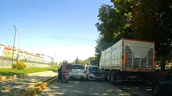 Sürücülerin zor anlarını kaydeden kaza ramak kala önlendi