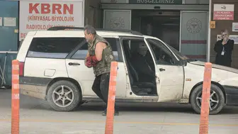 İnegöl'de motorlu testereye elini kaptıran adam yaralandı
