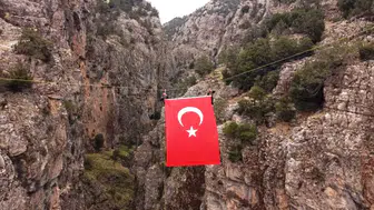 Acıpayam Kanyonu'nda 75 metre yükseklikte dev Türk bayrağı açıldı