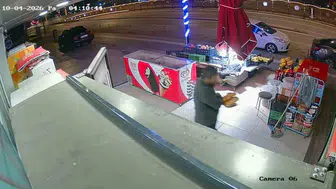 Aksaray'da market sahibi uyudu, hırsız ürünleri çaldı