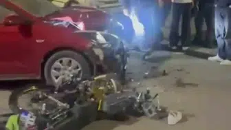 Kartepe'de otomobille çarpışan motosikletli savruldu: Dehşet anı kamerada