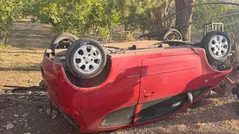 Kuşadası’nda kontrolden çıkan otomobil takla attı, 1 yaralı