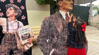 Hatay'da küçük öğrencinin Atatürk maketine şemsiye tutması takdir topladı