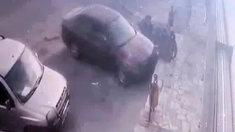 Vitesi karıştıran sürücü kaldırımda oturan şahsa çarptı