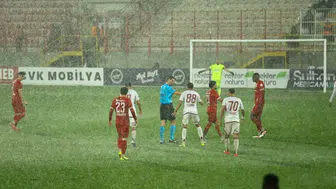 Ümraniyespor - Boluspor maçı yoğun yağmur nedeniyle yarıda kaldı