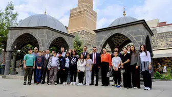 Cizre’de kültür buluşması: İstanbullu öğrenciler Dengbêj Evi’ni ziyaret etti