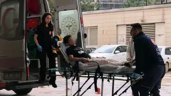 İnegöl'de duvardan atlamak isteyen çocuğun karnına tel saplandı