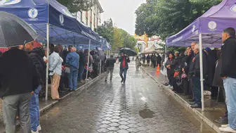 Denizli'de tutuklanan Şeniz Doğan için belediye önünde destek buluşması ikinci gününde sürdü