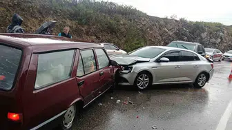Manavgat’ta üç araçlı zincirleme kaza sonucu üç kişi yaralandı