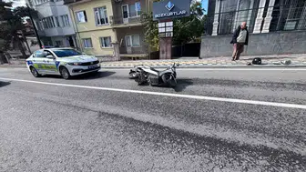 Tavşanlı'da motosiklet servise ve otomobile çarptı: 2 yaralı