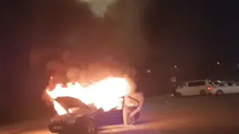 Düğün konvoyundaki otomobil yanarak kullanılamaz hale geldi