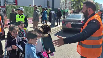 Öğrenci servislerinde güvenliği artırmak için reflektörlü yelek dağıtıldı