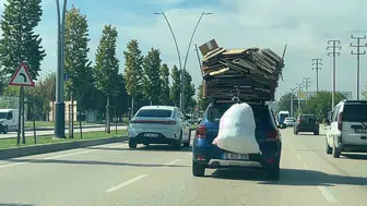 Bursa’da otomobili kartonlarla yükleyerek ilerleme tehlikesi yaşandı