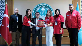 TEKNOFEST'te üçüncülük kazanan üniversitelileri Rektör Oğurlu makamında ağırladı