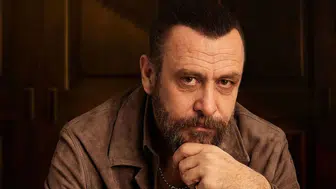 Nejat İşler’in konser çıkışında şaşırtan görüntüsü! Neden yere yığıldı, kim taşıdı, ne yaşadı, sağlık durumu nasıl?