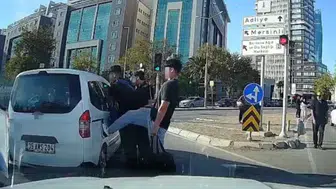 İzmir'de trafikte yayalarla sürücü gerginliği kamerada