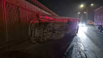 Eskişehir'de marul yüklü kamyonet alt geçitte yan yattı