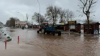 Karacabey'de sağanak su baskınlarına yol açtı: Göle dönen sokaklarda balık tuttular