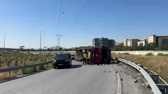 Kayseri’de virajı alamayan pancar yüklü tır devrildi