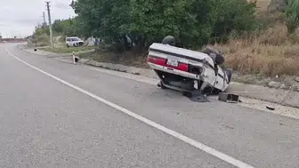 Isparta’da kontrolden çıkan otomobil takla attı: 3 yaralı