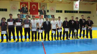 Burhaniye'de Cumhuriyet Kupası Turnuvası'nda ödüller sahiplerini buldu