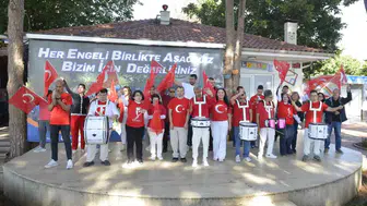 Muratpaşa'da özel bireylerden bando takımıyla Cumhuriyet yürüyüşü