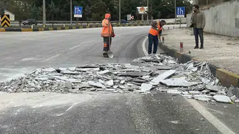 Burdur'da tırdan yola mermer parçaları saçıldı: Sürücüye ceza kesildi