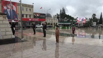 Kilis'te törendeki çocukların askerlerle saygı duruşu duygulandırdı