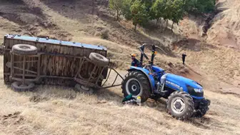 Muş’ta devrilen traktörün altında kalan sürücü ağır yaralandı