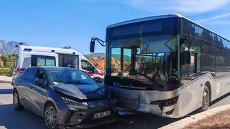 Menteşe'de belediye otobüsü ile otomobil çarpıştı: 2 yaralı