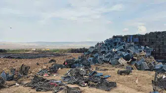 Eskişehir'de açık alanda stoklanan binlerce plastik kasa yandı