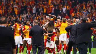 Galatasaray derbi zaferini taraftarıyla kutladı