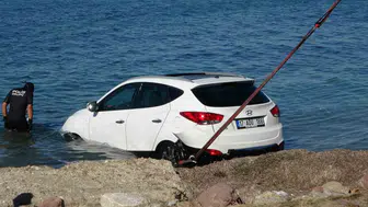 El frenini çekmeyi unutan sürücü, otomobili denize uçurdu