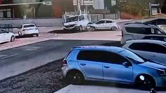 Düzce'de otomobilin çarptığı minibüs park halindeki aracın üzerine çıktı