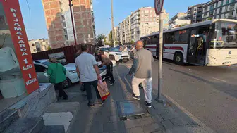 İzmir'de kontrolden çıkan otomobil iş yerine çarptı
