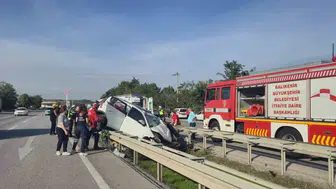 Balıkesir’de otomobil bariyerlere çarptı, 2 kişi yaralandı