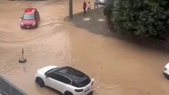 Gaziantep'te aniden bastıran sağanak yolları göle çevirdi