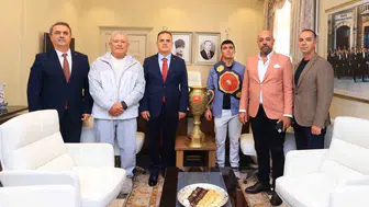 Muğla Valisi Akbıyık, şampiyon pehlivan Kadir Buğra Dikik'i kabul etti