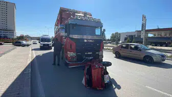 Kamyonla çarpışan elektrikli bisiklet 10 metre sürüklendi, 2 yaralı