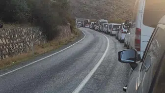 Adıyaman-Çelikhan kara yolundaki patlatmalar uzun araç kuyruklarına yol açıyor