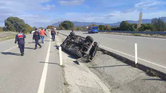 Burdur'da iki otomobil çarpıştı: Biri takla attı, 2 sürücü yaralandı