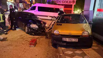 Adıyaman'da çarpışan otomobiller iş yeri vitrinine daldı: 2 yaralı