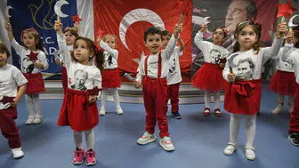 Kuşadası'nda miniklerden Cumhuriyet Bayramı kutlaması