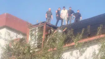 Çivril'de 4 katlı apartman çatısında yangın çıktığı bildirildi