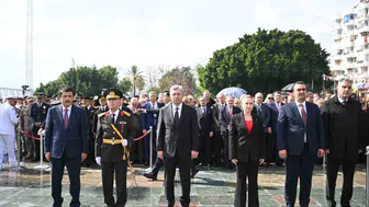 Antalya'da Cumhuriyet Bayramı kutlamaları çelenk sunumuyla başladı